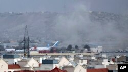 喀布尔机场外发生爆炸袭击事件后,当地升起浓烟。(2021年8月26日)