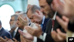 土耳其总统埃尔多安参加哀悼去年未遂政变死难者的活动 (2017年7月14日)