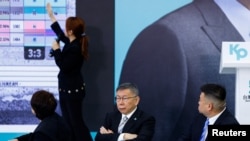 2023年11月18日,台北市,台湾民众党主席柯文哲在与媒体的新闻发布会上做出回应。(路透社)