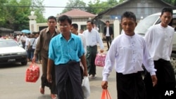 2013年5月17日缅甸特赦的政治犯走出仰光的监狱