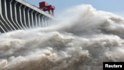 Đập Tam Hiệp, một trong nhiều đập thuỷ điện của Trung Quốc phải xả lũ trong thời gian gần đây.