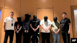 2023年6月,缅甸警方在缅甸仰光机场将5名涉嫌电讯和网络诈骗的嫌疑人移交给中国警方。(资料照片)