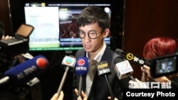 青年新政梁颂恒在立法会外会见媒体(苹果日报图片)