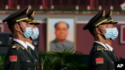 资料照:中国武警士兵走过北京天安门城楼。