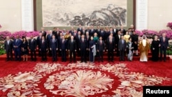 2019年4月26日,中国国家主席习近平及其夫人彭丽媛和其他国家领导人在北京人民大会堂举行的一带一路欢迎宴会上合影。