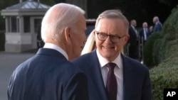澳大利亚总理阿尔巴尼斯(Anthony Albanese)2023年10月24号到白宫,受到美国总统拜登的迎接。(美联社)