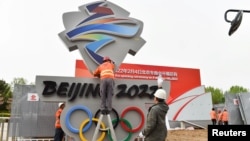 中国工人在河北张家口安装北京2022冬季奥运会会徽。(2019年5月8日)