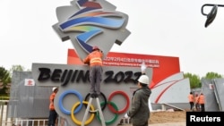 中国工人在河北张家口安装北京2022冬季奥运会会徽。(2019年5月8日)
