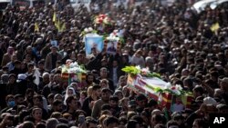 2022年11月21日,叙利亚库尔德人在叙利亚北部为在土耳其空袭中丧生的人送葬