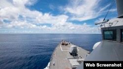 资料照片:美国海军阿利·伯克级导弹驱逐舰拉尔夫·约翰逊号2020年7月14日在斯普拉特利群岛(中国称南沙群岛)执行航行自由行动。