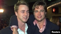 资料照:好莱坞明星爱德华·诺顿(左)和布拉德·皮特在洛杉矶举行的新片《搏击俱乐部》首映式上(1999年10月6日)