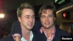 资料照:好莱坞明星爱德华·诺顿(左)和布拉德·皮特在洛杉矶举行的新片“搏击俱乐部”首映式上。(1999年10月6日)