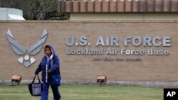 美国从中国武汉撤回的侨民有一部分在德州拉克兰空军基地进行防疫隔离。(2020年2月5日)