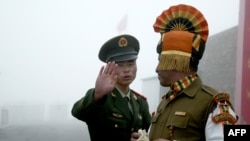 中印边界双方执勤军人(资料照片2008年)