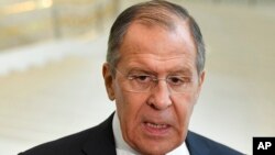Bộ trưởng Ngoại giao Nga Sergey Lavrov nói với giới truyền thông tại Tashkent, Uzbekistan, ngày 27/3/2018.