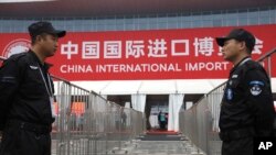 资料照:中国保安守卫着上海举办的中国国际进口博览会入口。(2018年11月5日)