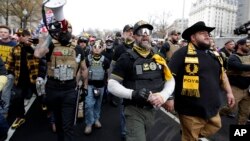 身穿与“骄傲男孩”有关的服饰的人在华盛顿市自由广场参加一次支持特朗普总统的集会。(2020年12月12日)