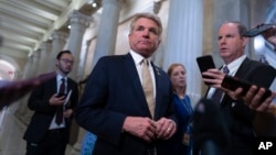 资料照:美众院外委会主席迈克尔·麦考尔在国会山接受记者采访。(美联社,2023年9月21日)