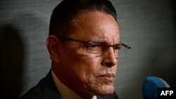 将在巴拿马当选总统穆里诺的政府担任安全部长的阿夫雷戈在介绍内阁的记者会期间与媒体交谈。(2024年5月16日)