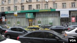 位于莫斯科市中心的国有俄罗斯农业银行(左)和私营SMP银行(右)。两家银行都被列入欧美制裁名单。SMP银行由普京密友,财阀罗滕贝格兄弟拥有 (美国之音白桦)