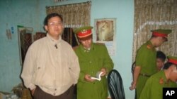 Công an kiểm tra kinh sách Tin Lành tại tư gia Mục sư Nguyễn Công Chính