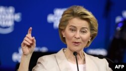 欧盟委员会主席乌尔苏拉·冯德莱恩在纪念世界经济论坛成立50周年的仪式上发表讲话。(2020年1月20日)