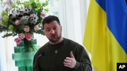 2023年5月4日,乌克兰总统泽连斯基在荷兰海牙与荷兰首相吕特和比利时首相德克罗举行的联合新闻发布会上发表讲话。