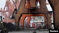 卡车在丹东港等待装运来自朝鲜的煤炭。