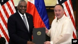 美国国防部长奥斯汀(左)与菲律宾国防部长特奥多罗在菲律宾奎松市阿吉纳尔多军营军事总部签署军事信息总体安全协议(GSOMIA)。(2024年11月18日)