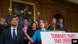 Chủ tịch Hạ viện Nancy Pelosi cầm biểu ngữ phản đối tuyên bố tình trạng khẩn cấp do Tổng thống ban hành tại biên giới Mỹ-Mexico.