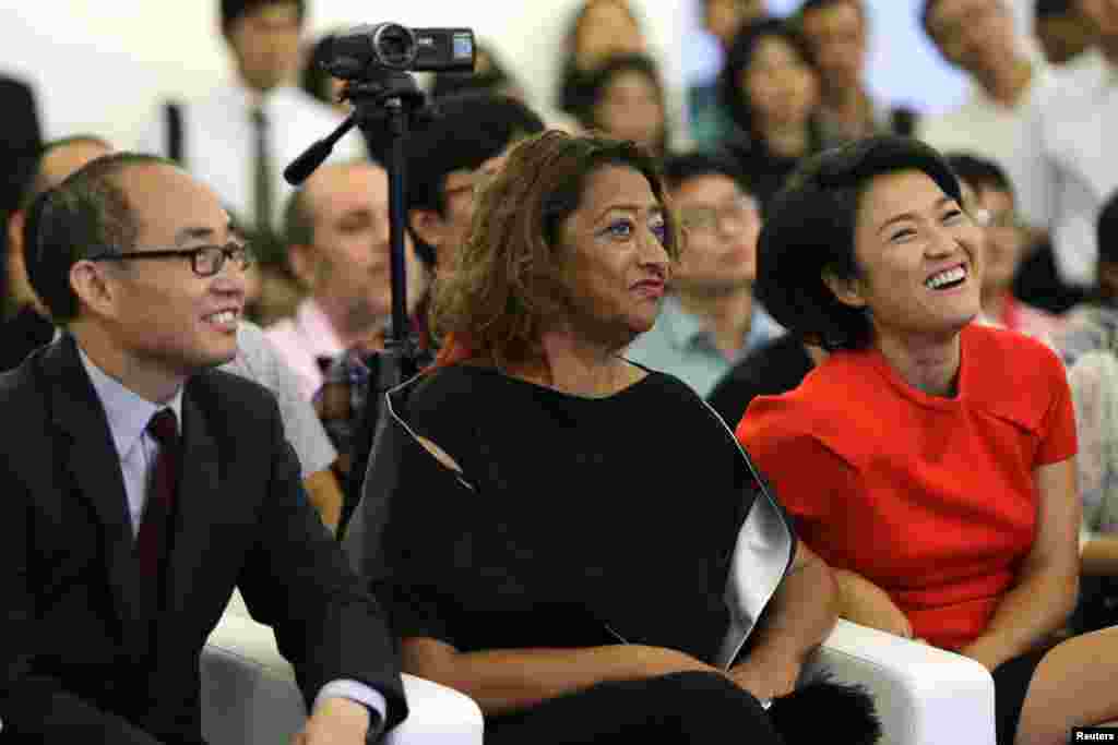 SOHO中国公司董事长潘石屹,首席执行官张欣和英国建筑师 Zaha Hadid 在关于北京望京SOHO建筑群的记者会上,Zaha Hadid 是这三座高楼的设计师(2014年9月20日)。中国房地产大亨潘石屹6月2日晚透露,他已向纽约法院控告郭文贵诽谤。郭文贵稍后回应称,这是好消息。他要求潘石屹立即公开其北京所有房地产开发项目的审批文件。潘石屹在财新网博客上发文,指责郭文贵造谣和恶语中伤,他称郭文贵和其他任何人都不是他的仇人,也没有断言郭文贵是坏人,但他说要用法律作为良药治疗“像郭文贵这样的病人”。