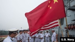 美中海军官兵2015年7月在访问青岛的美军斯特西姆号导弹驱逐舰上互动(美国海军)