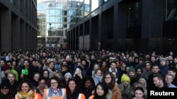 在2018年11月1日爱尔兰都柏林,做为全球对工作场所问题抗议的一部分,谷歌办公室的工作人员出走。