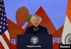 美国财长耶伦在印度班加罗尔举行的二十国集团财长和央行行长会议的记者会上讲话。(2023年2月23日)