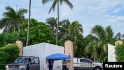 9月16日,警方继续就共和党总统候选人、美国前总统唐纳德·特朗普在佛罗里达州的高尔夫球场遭遇明显暗杀事件进行调查。美国特勤局的一辆警车停在特朗普在佛罗里达的住所海湖庄园门口,执法人员继续警惕周围的环境。