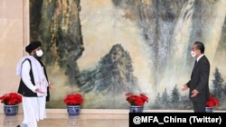 中国国务委员兼外交部长王毅在中国天津会见了阿富汗塔利班政治委员会负责人巴拉达尔(2021年7月28日)。