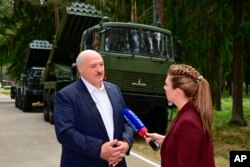 白俄罗斯总统卢卡申科在视察明斯克一个军工设施时接受记者采访。(2023年6月13日)