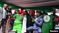 尼日利亚总统乔纳森的夫人和支持者们在执政党的群众大会上跳舞