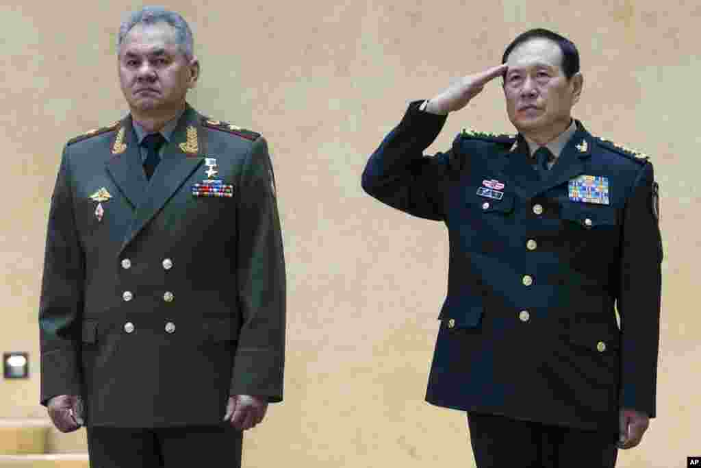 中国新任国防部长魏凤和俄罗斯防长绍伊古在莫斯科举行的欢迎仪式上(2018年4月3日)。 魏凤和特别强调,他就职后第一个出访国家选择俄罗斯,目的就是要向美国发出北京支持莫斯科的信号。不过另一方面,这次魏凤和访俄停留时间比在白俄罗斯的还少。魏凤和仅参观了莫斯科郊外的一支俄军部队,会晤俄罗斯国防部长,并在莫斯科国际安全会议上发表演讲,他随后离开莫斯科抵达白俄罗斯访问。
