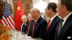 美国总统特朗普在与中国国家主席习近平在布宜诺斯艾利斯共进晚餐时讲话。(2018年12月1日)