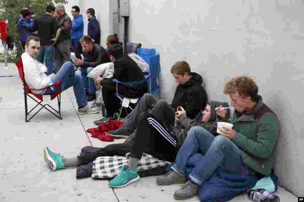 在洛杉矶的高端时尚精品店Maxfield门前,人们连夜排队等待购买新的苹果手表(2015年4月24日)