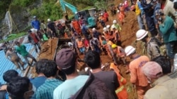 မိုးကုတ်မြေပြိုမှုအပြီး ကယ်ဆယ်ရေးလုပ်ငန်းများ လုပ်ဆောင်နေစဉ် ( ဓာတ်ပုံ - VOA ) မိုးကုတ်မြေပြိုမှုအပြီး ကယ်ဆယ်ရေးလုပ်ငန်းများ လုပ်ဆောင်နေစဉ် ( ဓာတ်ပုံ - VOA )