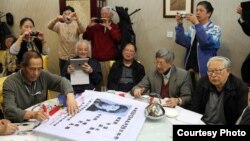 左起:原赵紫阳秘书鲍彤、北大地质系陶世龙、胡耀邦三子胡德华、人民日报陈祖甲、中央党校杜光,后红衣为蒋彦永(微博图片/唐师曾摄)