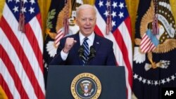 拜登总统在白宫发表讲话(2021年3月25日 美联社)