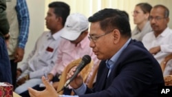 ဘင်္ဂလားဒေ့ရှ် ဒုက္ခသည်စခန်းတွေကို ရောက်ရှိနေတဲ့ မြန်မာနိုင်ငံခြားရေးဝန်ကြီးဌာန အမြဲတမ်းအတွင်းဝန် ဦးမြင့်သူ (ဇူလိုင် ၂၈၊ ၂၀၁၉)