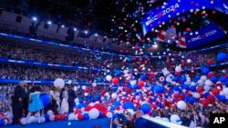 民主党全国代表大会星期四(8月22日)落下帷幕,会场内10万只红白蓝三色气球落下。(2024年8月22日)