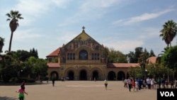 来自美国和世界各地的人参观斯坦佛大学校园。(资料照)