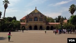 资料照片:来自美国和世界各地的人参观位于加利福尼亚州的斯坦佛大学校园。