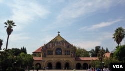 来自美国和世界各地的人参观斯坦佛大学校园。(资料照)