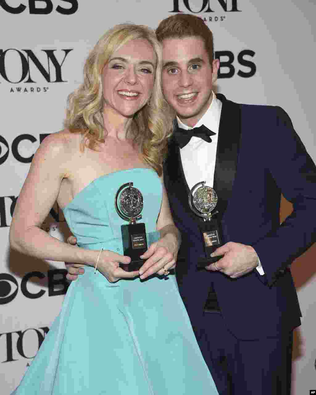 托尼奖最佳音乐剧《致埃文·汉森》中的演员本·普拉特荣获最佳音乐剧男主角奖,女演员蕾切尔·贝·琼斯荣获最佳音乐剧女配角奖,他们在领奖台上 (2017年6月11日)。后面有更多有关图片。